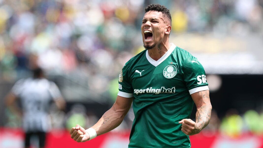Paulinho celebra gol do Palmeiras