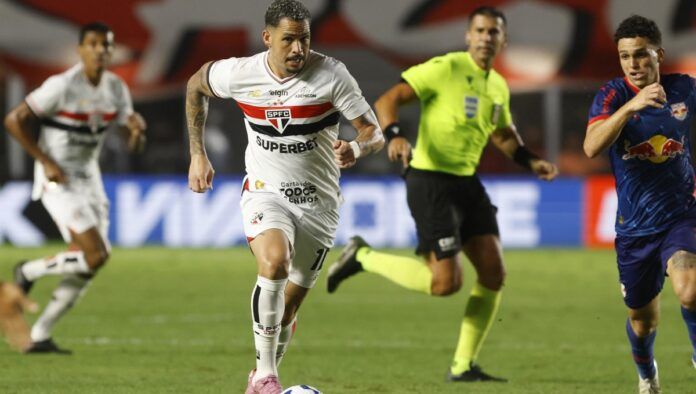 Luciano parte com a bola dominada em jogo contra o Bragantino