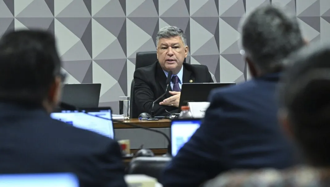 Carlos Viana à frente da CPMI do INSS, sentado na cadeira da presidência da comissão