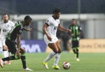 Hulk com a bola em jogo do Atlético contra o América