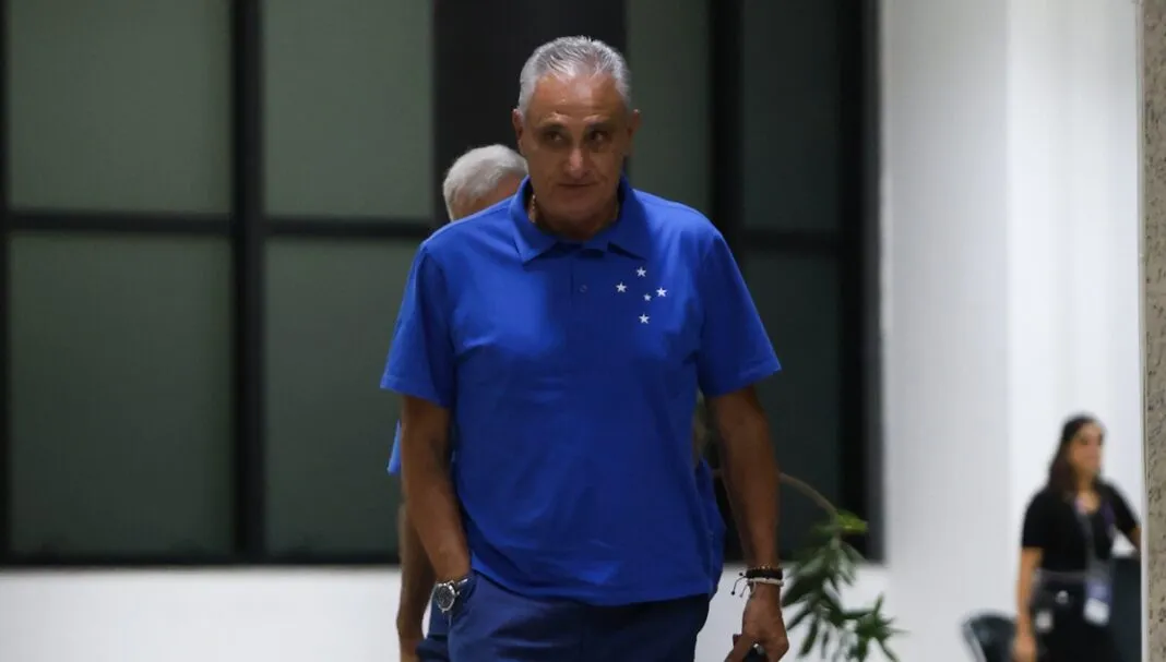 O técnico Tite com camisa azul do Cruzeiro em chegada ao Engenhão