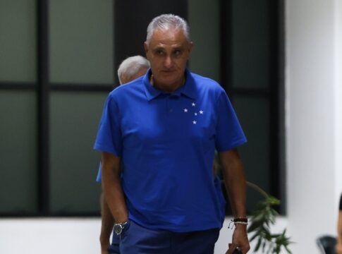 O técnico Tite com camisa azul do Cruzeiro em chegada ao Engenhão