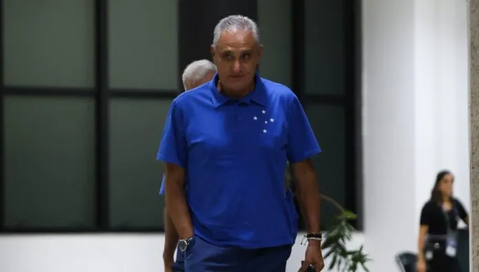O técnico Tite com camisa azul do Cruzeiro em chegada ao Engenhão