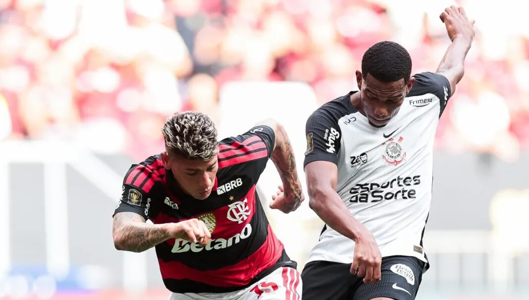Disputa de bola entre jogador do Flamengo e do Corinthians na Supercopa deste ano