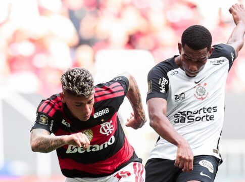 Disputa de bola entre jogador do Flamengo e do Corinthians na Supercopa deste ano