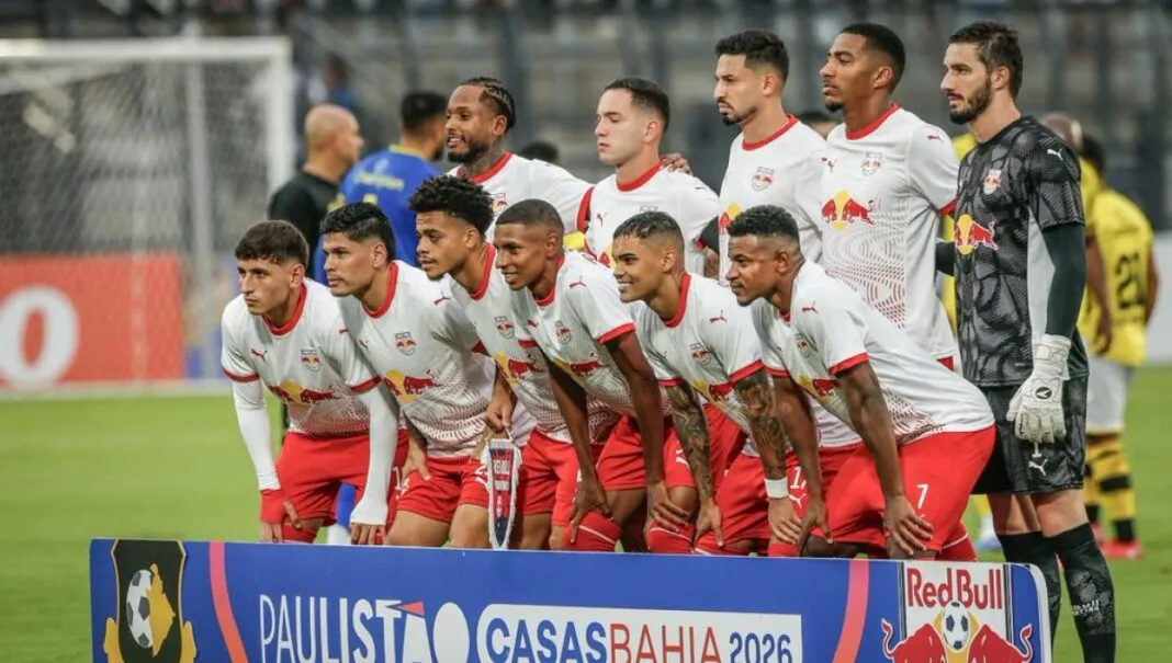 Time do Bragantino posa antes do jogo contra o São Bernardo