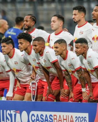 Time do Bragantino posa antes do jogo contra o São Bernardo