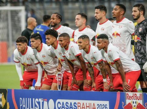 Time do Bragantino posa antes do jogo contra o São Bernardo
