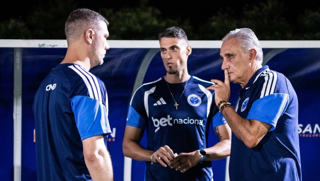 Tite e sua comissão técnica em jogo do Cruzeiro em Betin