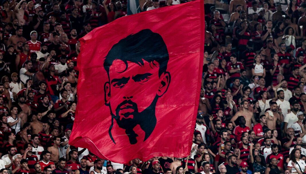 Bandeira de Paquetá na torcida do Flamengo no jogo contra o Inter