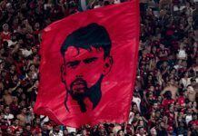 Bandeira de Paquetá na torcida do Flamengo no jogo contra o Inter