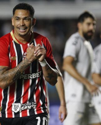 Luciano, do São Paulo, comemora gol contra o Santos