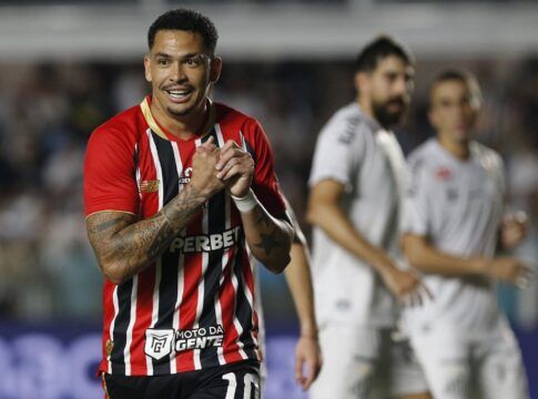 Luciano, do São Paulo, comemora gol contra o Santos