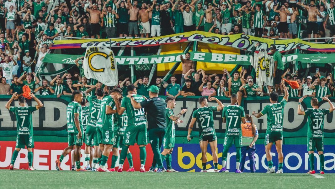 Chapecoense comemora com a torcida