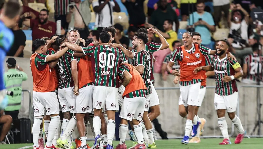 JOgadores fo Fluminense celebram gol contra o Botafogo