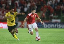 Lance do primeiro jogo entre Ypiranga e Internacional, com o arranque de um colorado acompanhado de perto por adversário