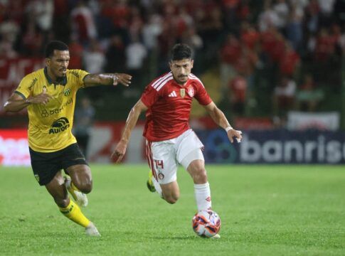 Lance do primeiro jogo entre Ypiranga e Internacional, com o arranque de um colorado acompanhado de perto por adversário