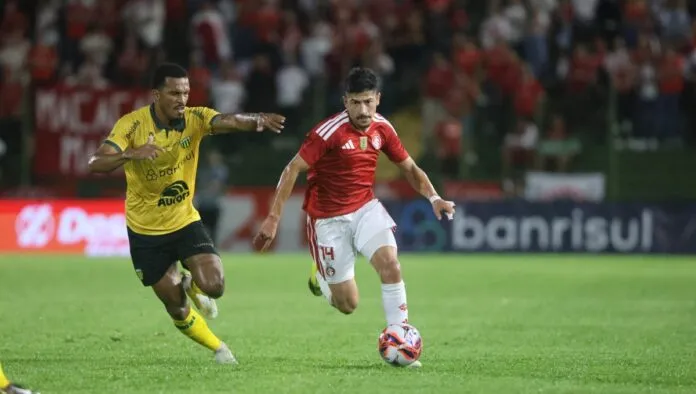 Lance do primeiro jogo entre Ypiranga e Internacional, com o arranque de um colorado acompanhado de perto por adversário