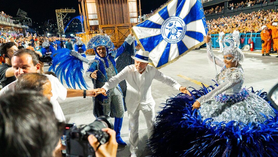 Lula participa do desfile da Acadêmicos de Niterói