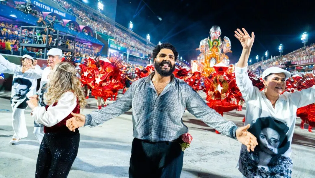 O ator Paulo Vieira interpreta Lula no desfile da Acadêmicos de Niterói