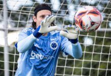 Cássio defende bola em treino do Cruzeiro na Toca da Raposa