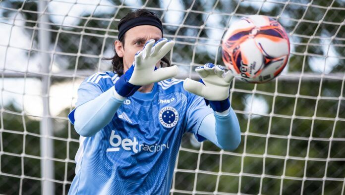 Cássio defende bola em treino do Cruzeiro na Toca da Raposa