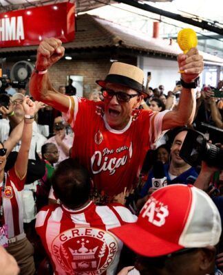 Mestre Ciça comemora título da Viradouro com colegas da escola durante apuração na Sapucaí