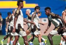 Treino do Flamengo no campo do Boca Juniors