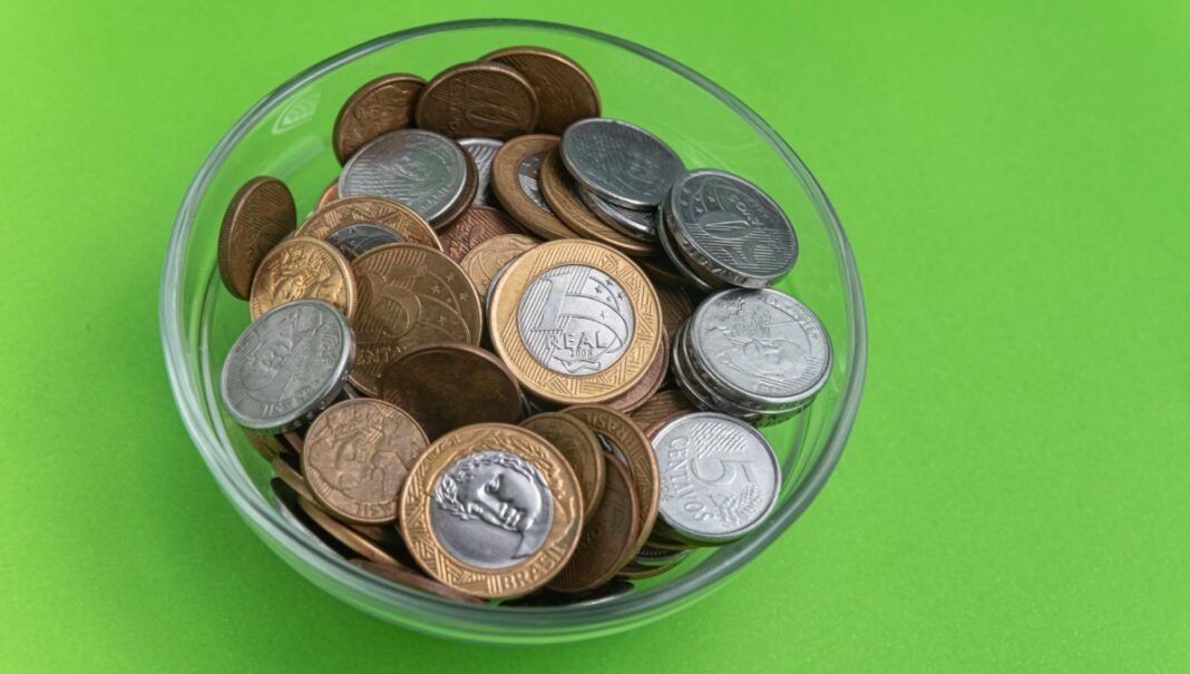 Moedas de real dentro de uma tigela