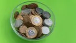 Moedas de real dentro de uma tigela