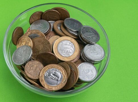 Moedas de real dentro de uma tigela