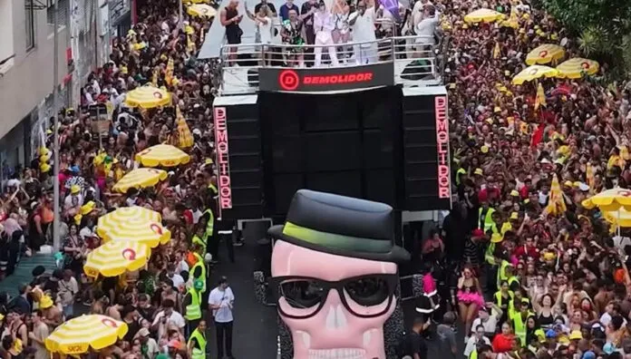 Desfile do Acadêmicos do Baixo Augusta na rua da Consolação