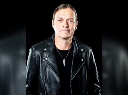 Foto de um homem em jaqueta preta: Brad Arnold, vocalista do 3 Doors Down