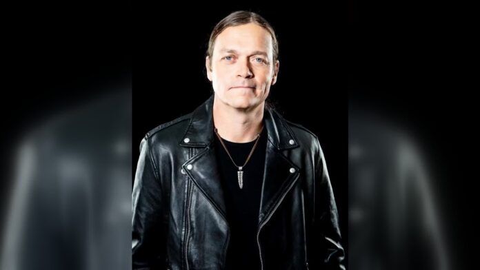 Foto de um homem em jaqueta preta: Brad Arnold, vocalista do 3 Doors Down
