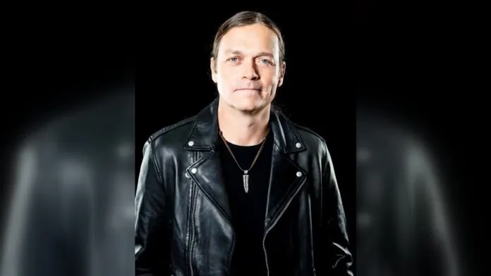Foto de um homem em jaqueta preta: Brad Arnold, vocalista do 3 Doors Down