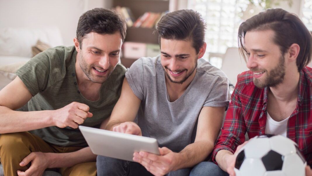 Homens assistindo a um vídeo em um tablet gpointstudio