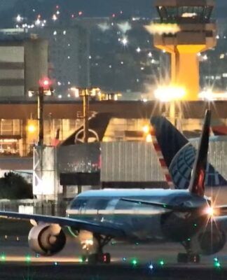 Avião na pista do aeroporto de Guarulhos