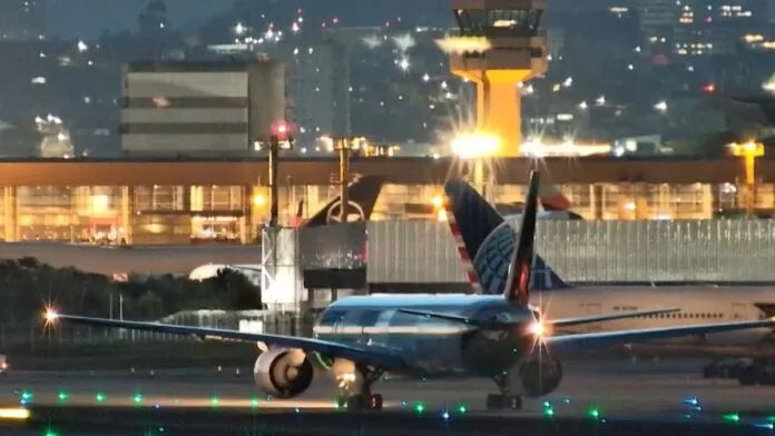 Avião na pista do aeroporto de Guarulhos