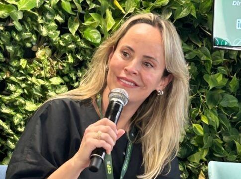 Cristina Castro fala ao microfone durante evento