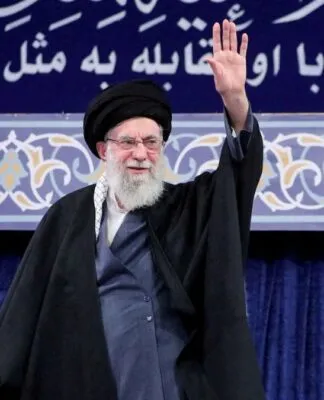O líder Ali Khamenei acena para o público