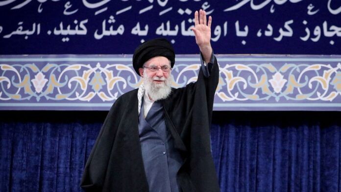 O líder Ali Khamenei acena para o público