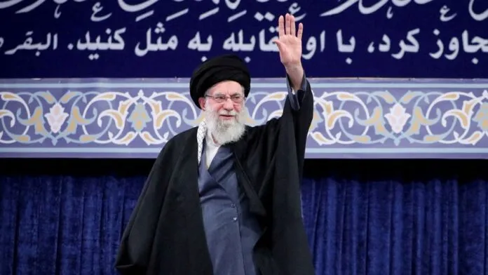 O líder Ali Khamenei acena para o público