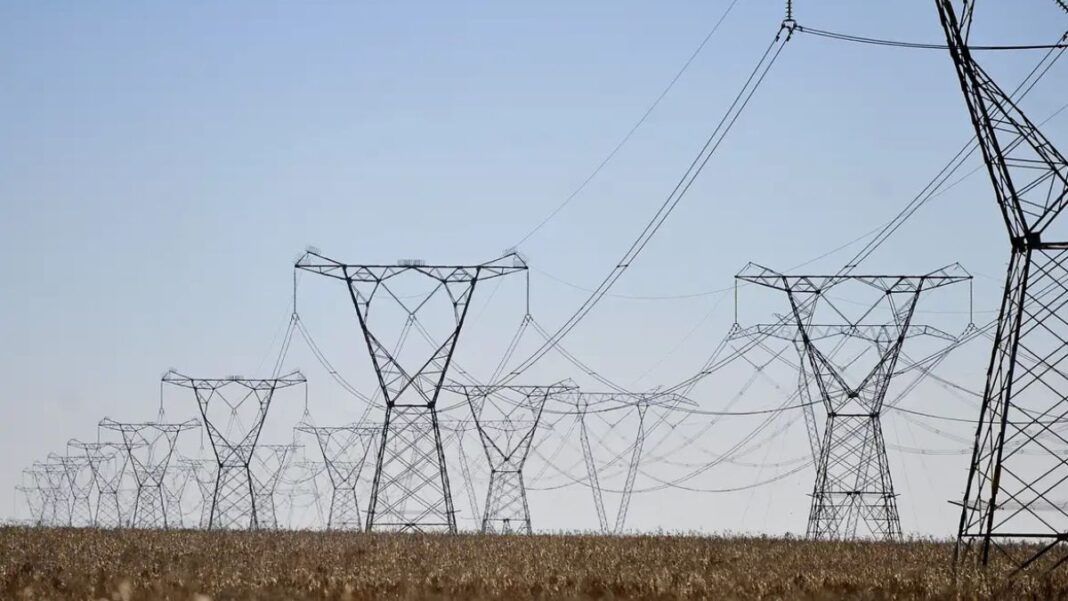 Torres de transmissão de energia em um campo