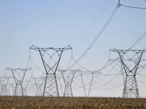 Torres de transmissão de energia em um campo
