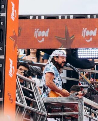 Cantor Bell Marques durante sua apresentação no Bloco Camaleão