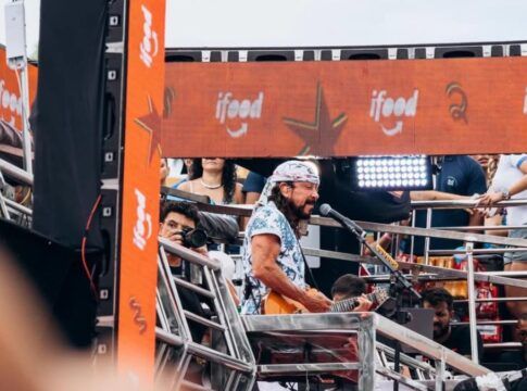 Cantor Bell Marques durante sua apresentação no Bloco Camaleão