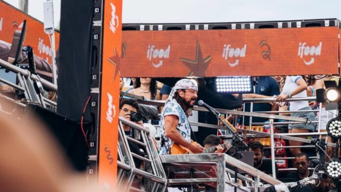 Cantor Bell Marques durante sua apresentação no Bloco Camaleão