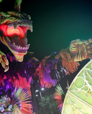 Escola de samba Beija-Flor de Nilópolis se apresenta durante o Carnaval. Foto: Ricardo Moraes/Reuters