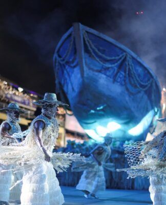 Foliões da escola de samba Beija-Flor se apresentam durante o Carnaval do Rio de Janeiro. Foto: Pilar Olivares/Reuters