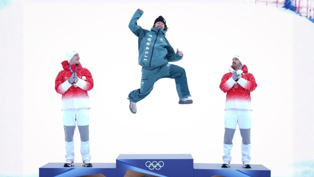 Brasileiro Lucas Braathen pula no pódio ao celebrar a medalha de ouro